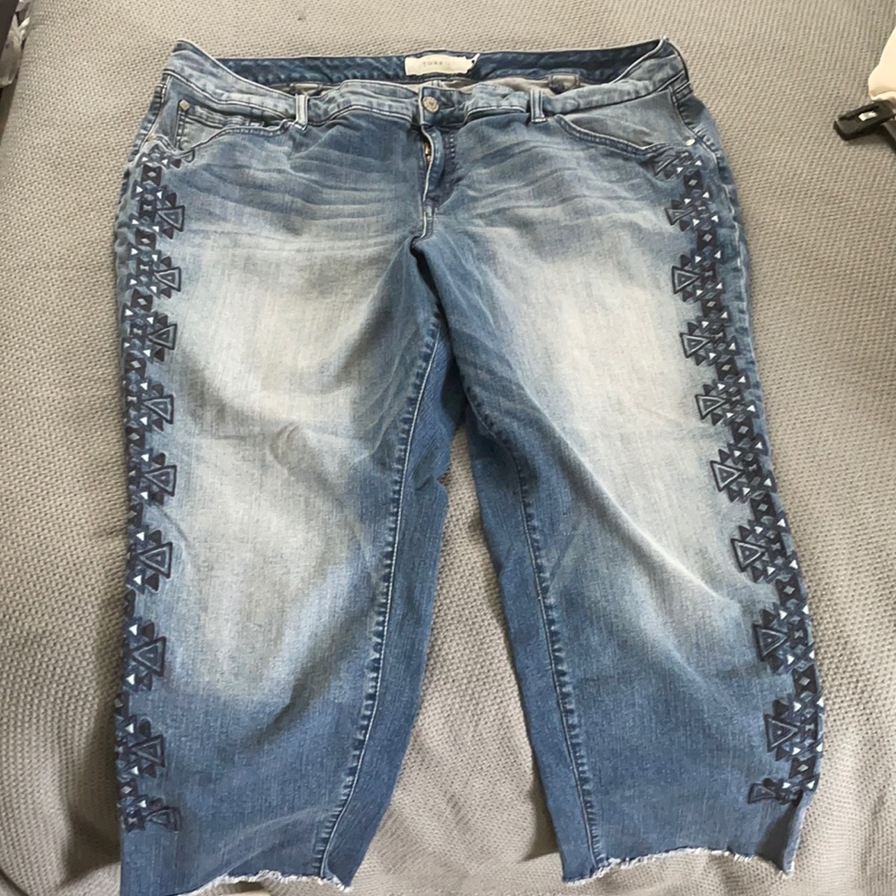 Embroidered boyfriend jeans